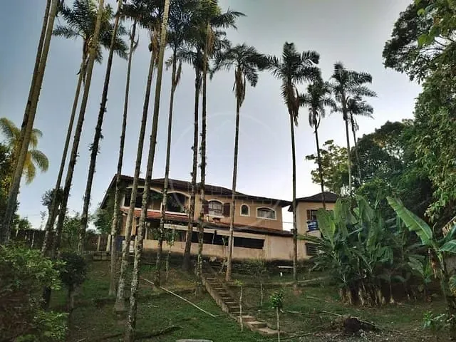Chácara com 2100m² 4 quartos e 5 banheiros, à venda, no bairro Parque São Lucas em Embu-Guaçu