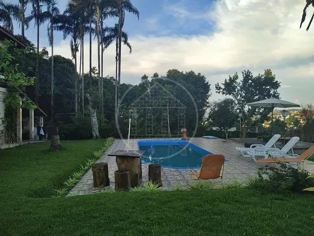 Chácara com 2100m² 4 quartos e 5 banheiros, à venda, no bairro Parque São Lucas em Embu-Guaçu