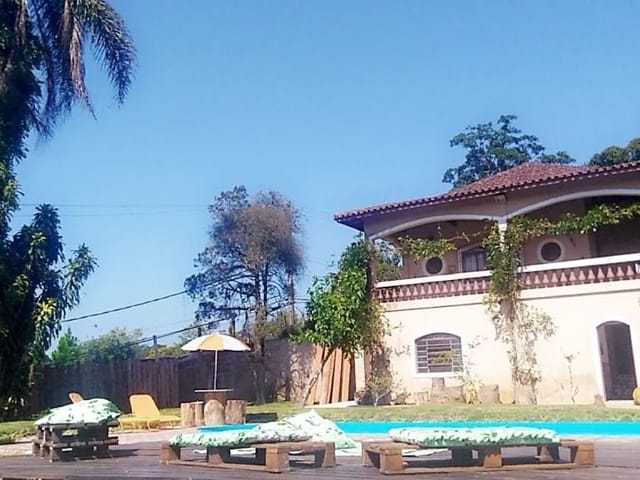 Chácara com 2100m² 4 quartos e 5 banheiros, à venda, no bairro Parque São Lucas em Embu-Guaçu