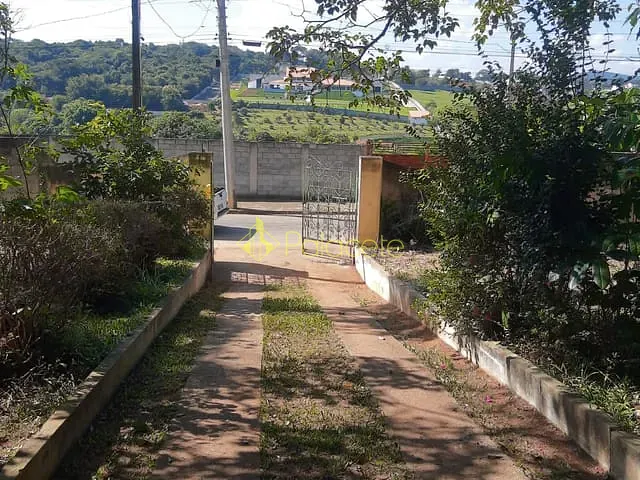 Chácara com 2500m² 3 quartos e 2 banheiros, à venda, no bairro Piracangaguá em Taubaté