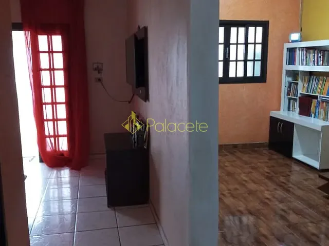 Chácara com 1600m² 5 quartos e 3 banheiros, à venda, no bairro Parque Shangrilá em Pindamonhangaba