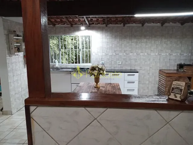 Chácara com 1600m² 5 quartos e 3 banheiros, à venda, no bairro Parque Shangrilá em Pindamonhangaba