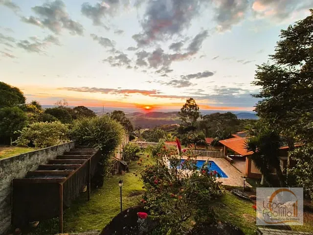 Chácara com 1077m² 3 quartos e 2 banheiros, à venda, no bairro Estância Santa Maria do Laranjal em Atibaia