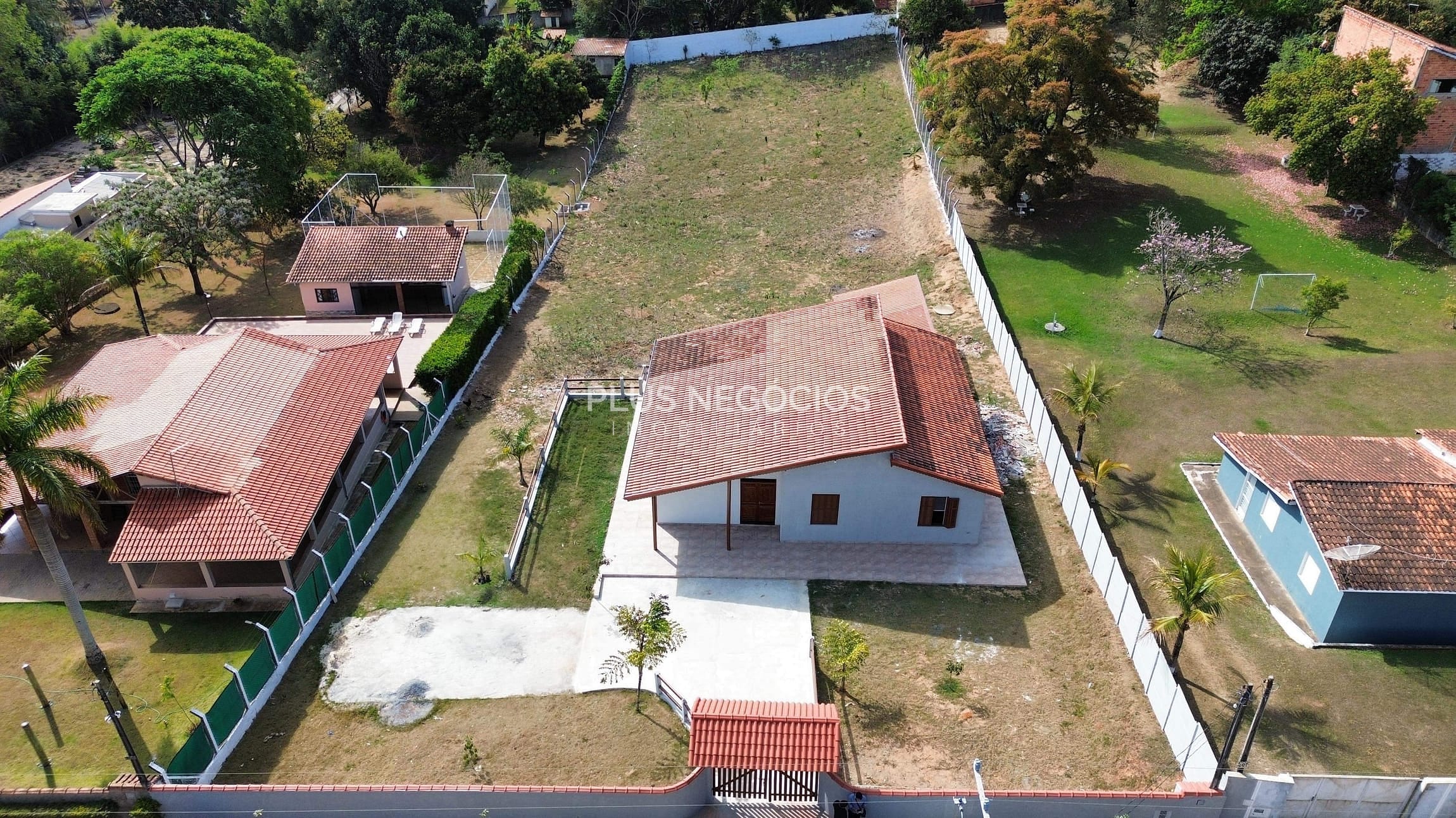 Chácara à venda com 3 quartos, 220m² - Foto 1