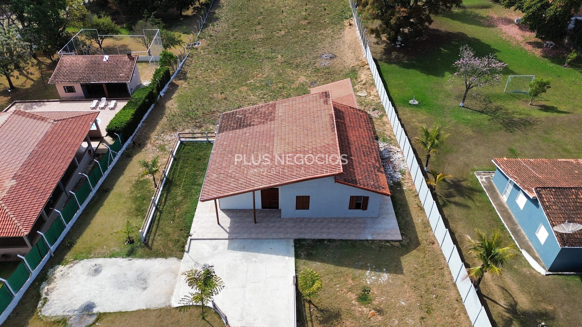 Chácara à venda com 3 quartos, 220m² - Foto 2