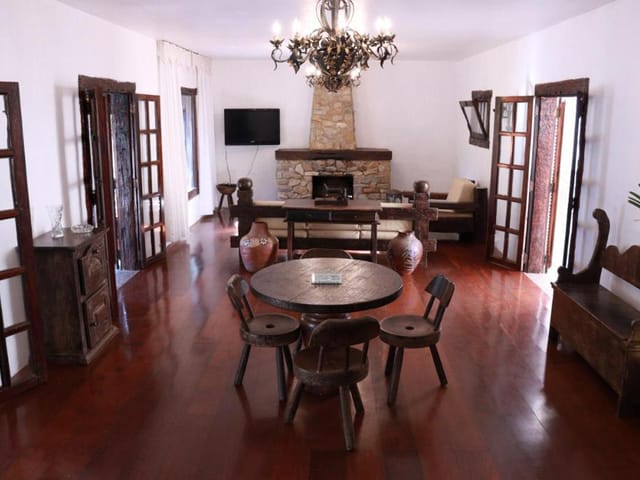 Chácara com 10000m² 8 quartos e 10 banheiros, à venda, no bairro Torrão de Ouro II em São José Dos Campos