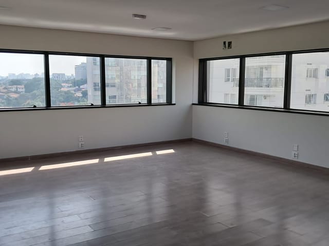 Foto do Conjunto comercial - Conjunto Comercial com 73 m², ar condicionado, persianas, com 2 banheiros, 2 vagas demarcadas no Campo Belo - SP localização privilegiada | Paulista Imóveis
