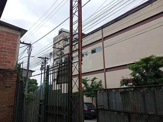 Conjunto comercial com 320m², à venda ou para alugar, no bairro Centro em Guapimirim