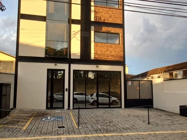 Conjunto comercial para alugar, no bairro Vila das Jabuticabeiras em Taubaté