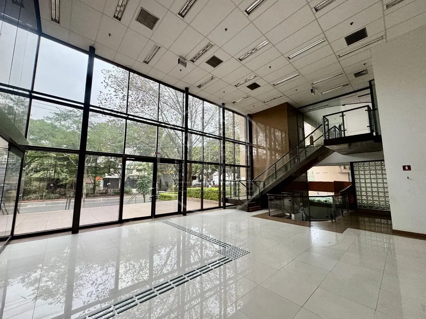 Sala-Conjunto, 1300 m² - Foto 37