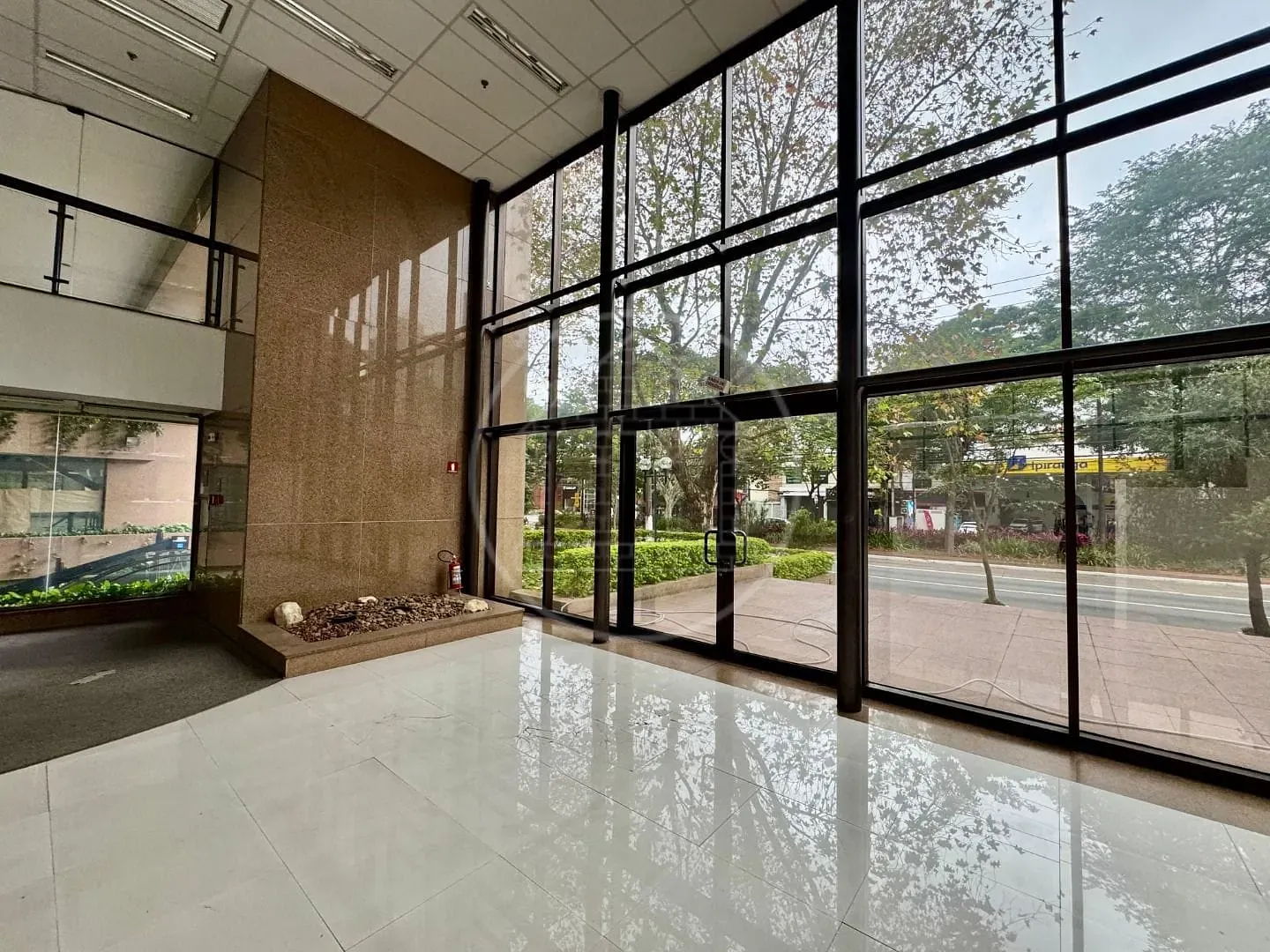 Sala-Conjunto, 1300 m² - Foto 17