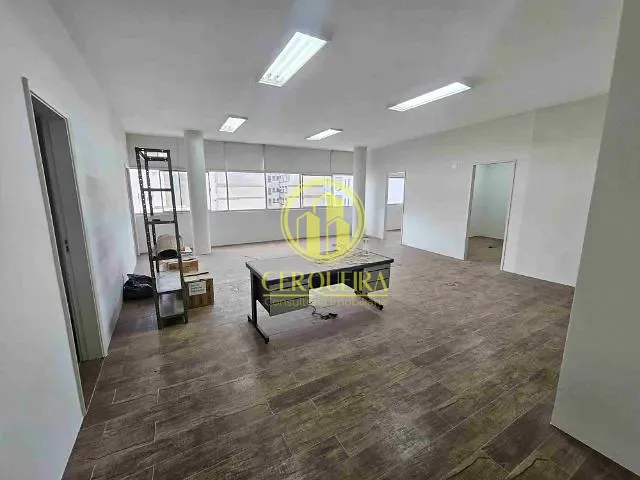 Conjunto comercial com 130m², para alugar, no bairro República em São Paulo