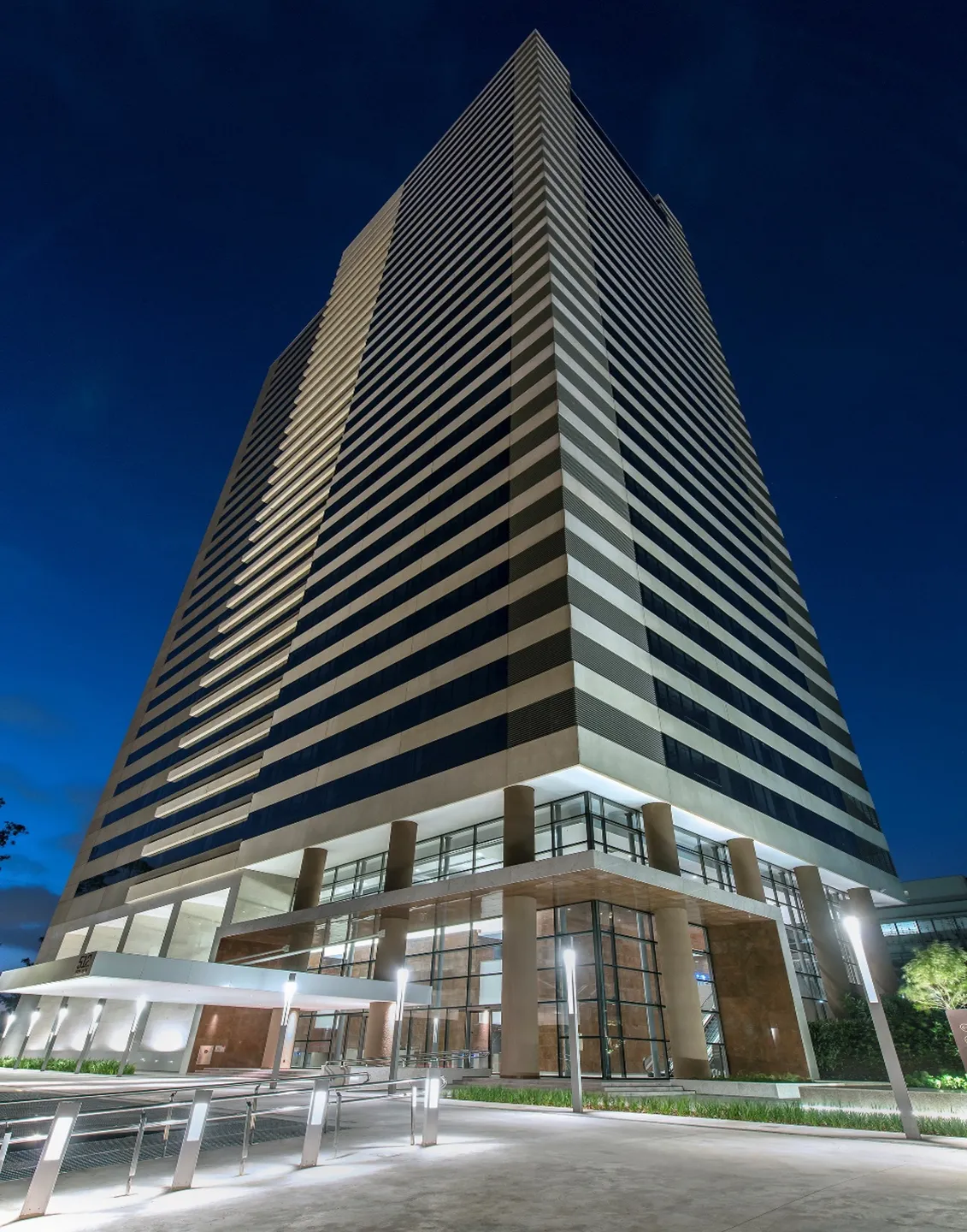 Conjunto Comercial em Alphaville Centro Empresarial — foto 1