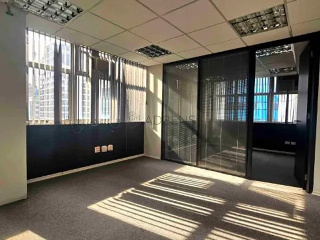 Conjunto comercial à venda ou para alugar, no bairro Cerqueira César em São Paulo