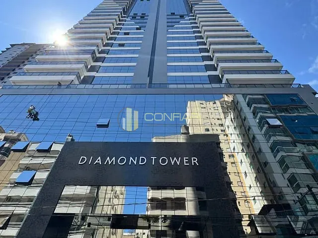 Apartamento com 245m² 4 quartos e 5 banheiros, à venda, no bairro Meia Praia em Itapema