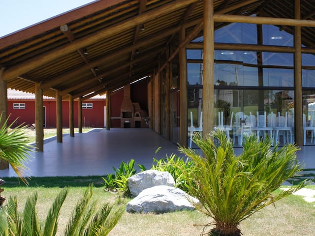 Casa com 300m² 3 quartos e 4 banheiros, à venda ou para alugar, no bairro Condomínio Residencial Tecoara em Taubaté