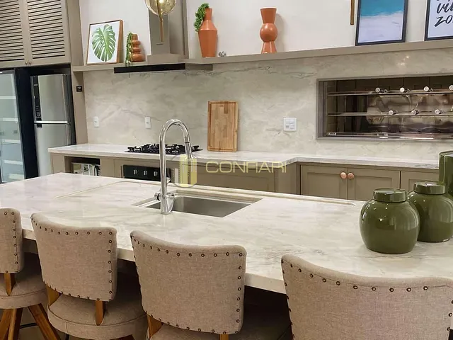 Apartamento com 200m² 4 quartos e 5 banheiros, à venda, no bairro Meia Praia em Itapema