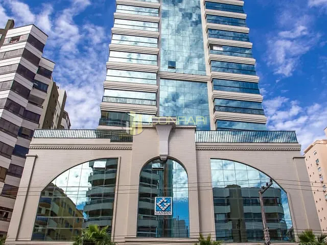 Apartamento com 260m² 4 quartos e 5 banheiros, à venda, no bairro Meia Praia em Itapema