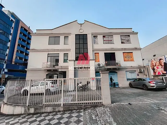 Comercial com 90m², para alugar, no bairro Centro em Blumenau