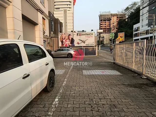 Comercial com 90m², para alugar, no bairro Centro em Blumenau