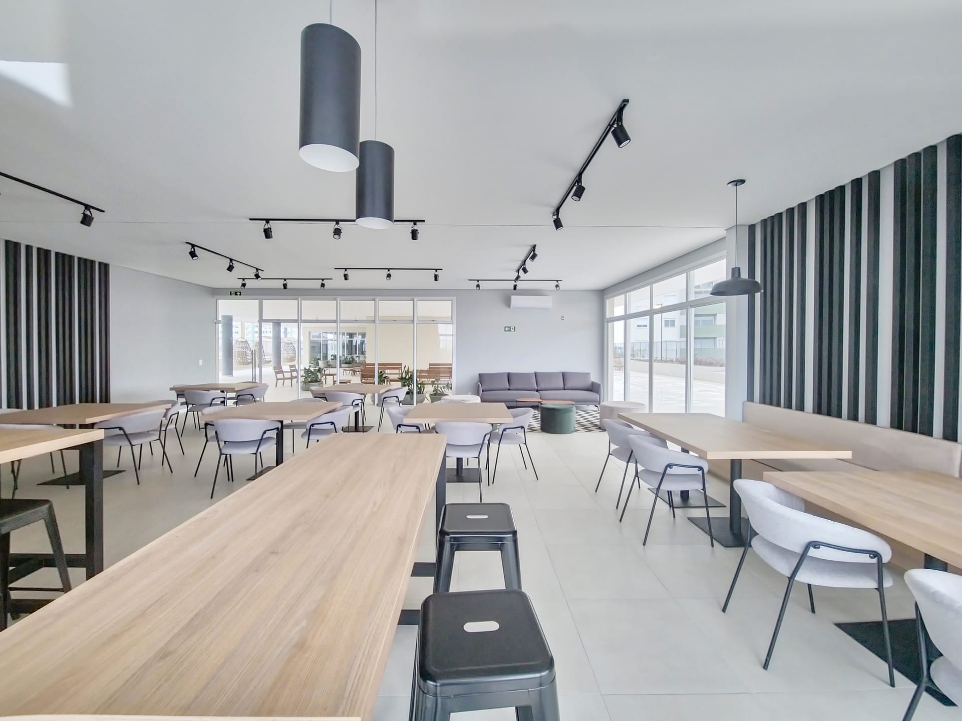 Apartamento semimobiliado à venda no Smart Urban Club, Areal - 74 m², 3 quartos (sendo 1 suíte), andar alto com sol da tarde e condomínio completo. - 25