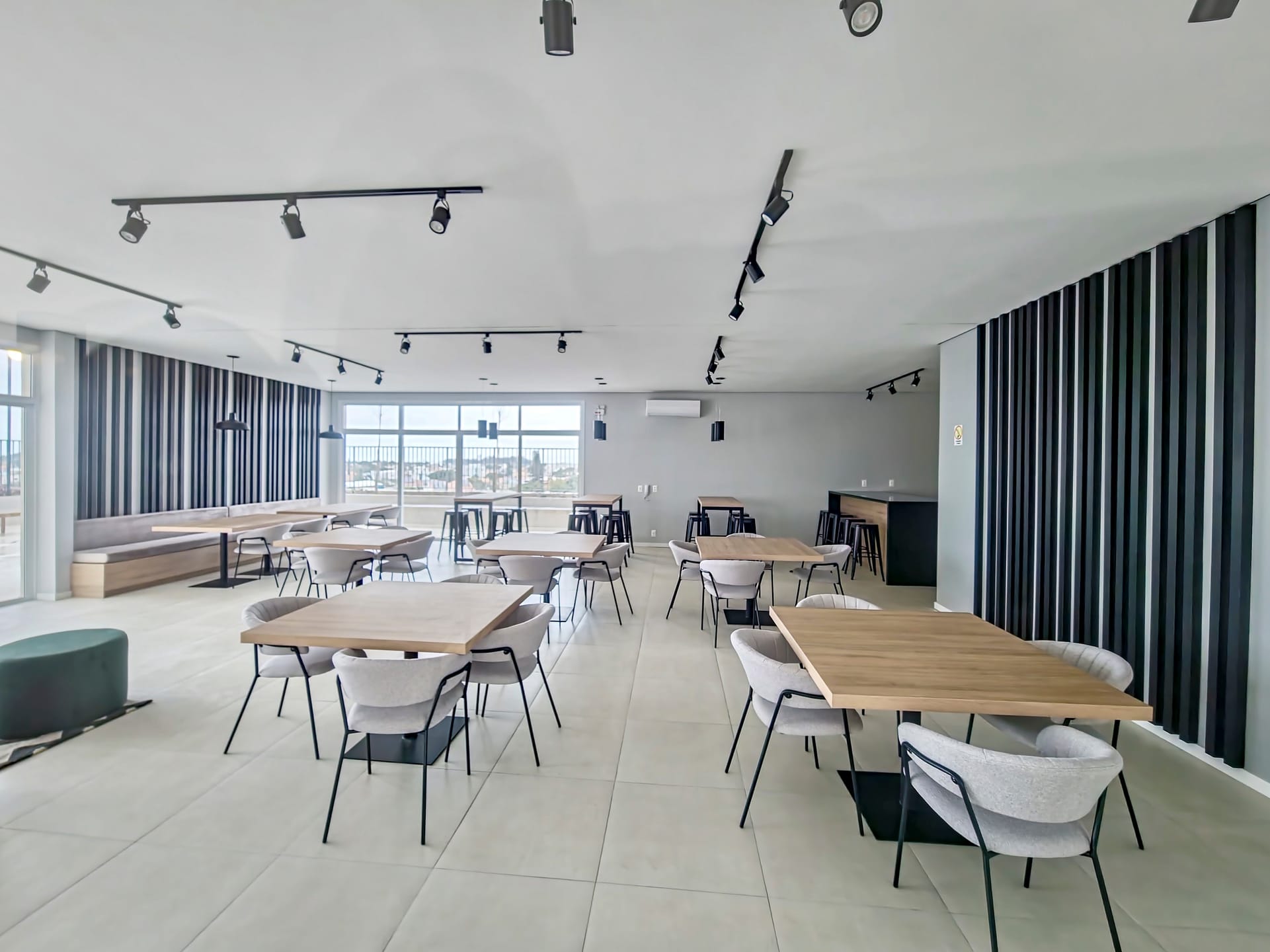 Apartamento semimobiliado à venda no Smart Urban Club, Areal - 74 m², 3 quartos (sendo 1 suíte), andar alto com sol da tarde e condomínio completo. - 26