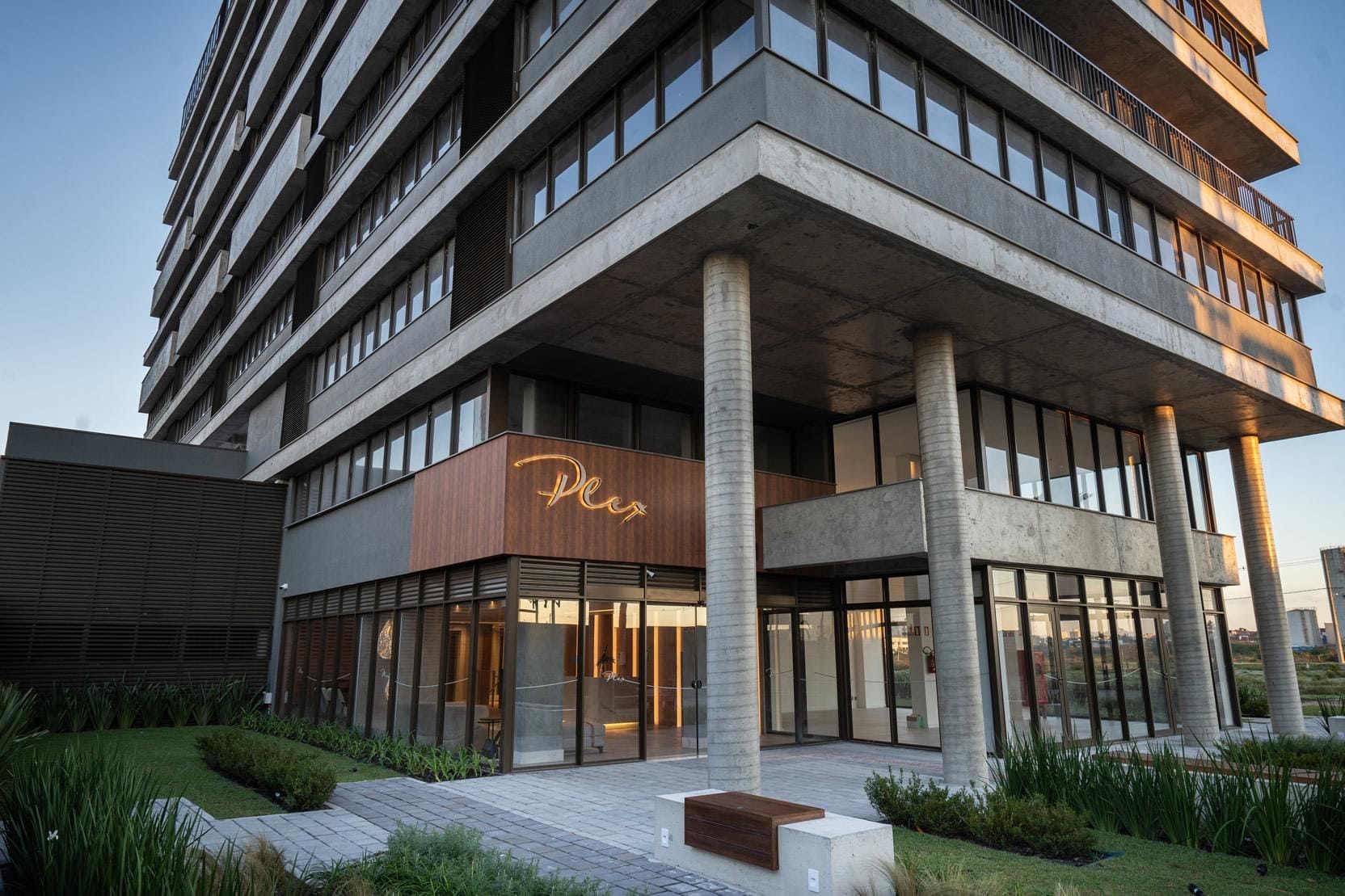 Sala comercial à venda no Plex Hub Corporativo, Parque Una - 74 m², andar alto, acabamentos de alto padrão e 2 vagas de garagem. - 12