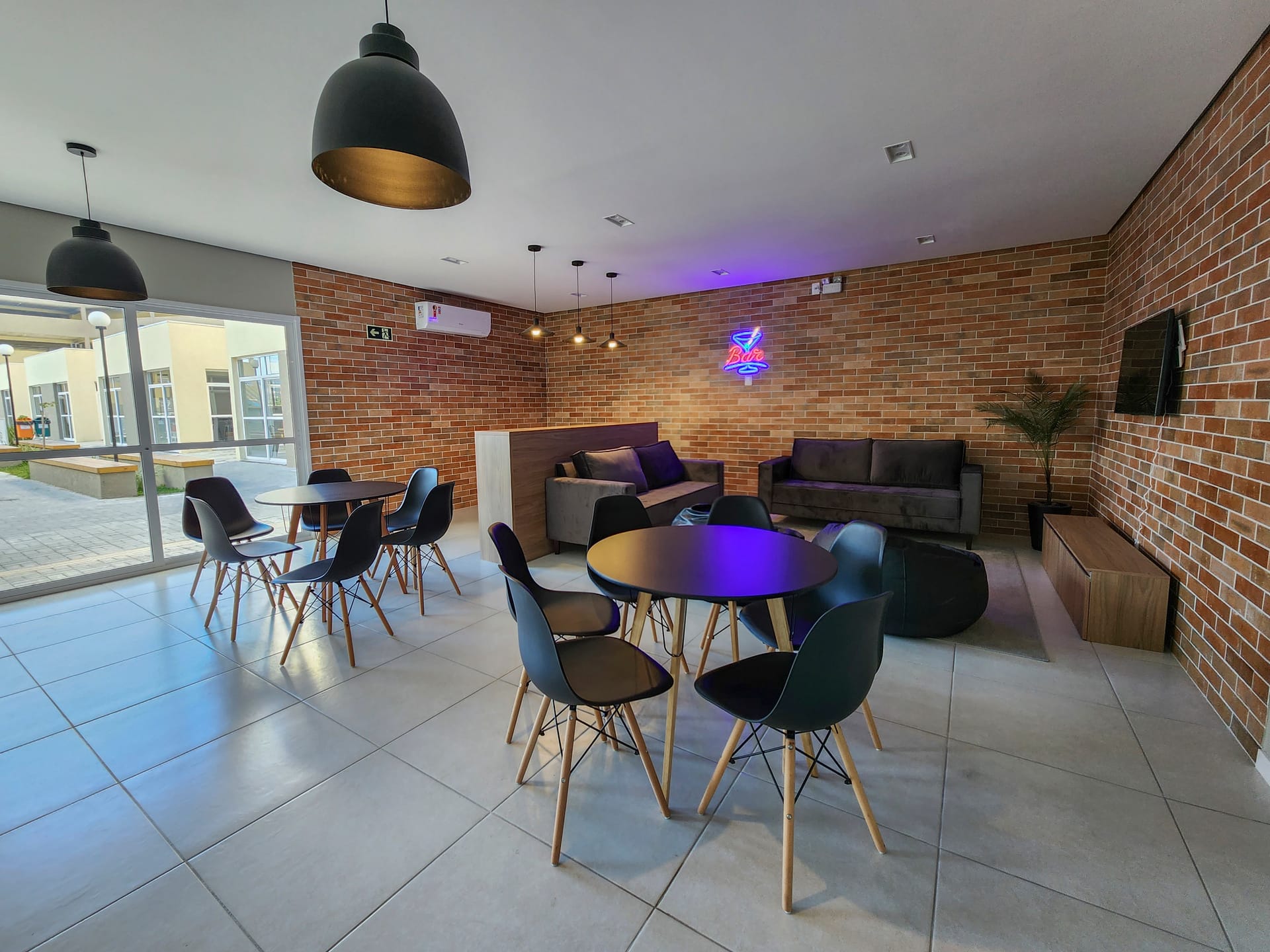 Apartamento 2 dormitórios para locação no Centro de Pelotas RS com ótima localização, próximo a serviços, conforto e praticidade diária já! - 26