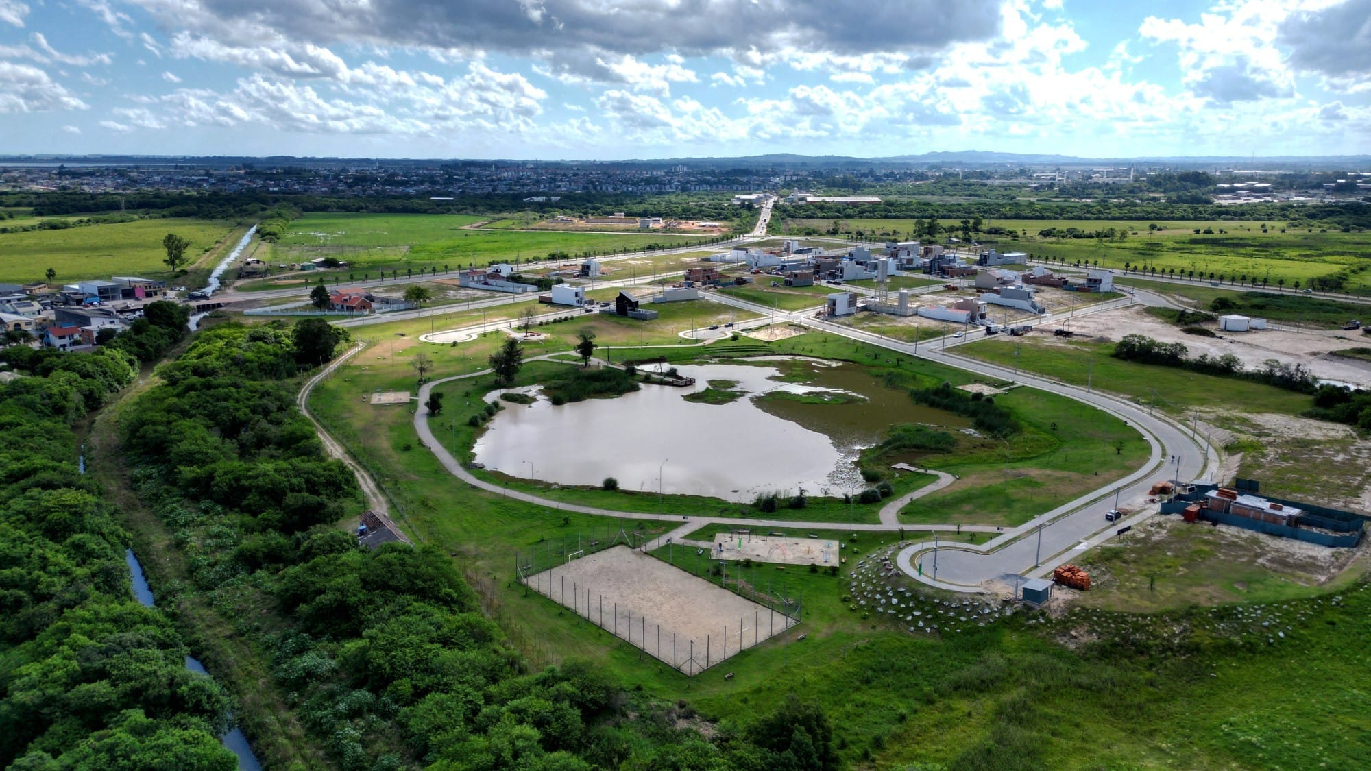 Terreno à venda no Quinta do Lago, Três Vendas - 189 m² de área total, sendo 7 m x 27 m em região de constante crescimento. - 22