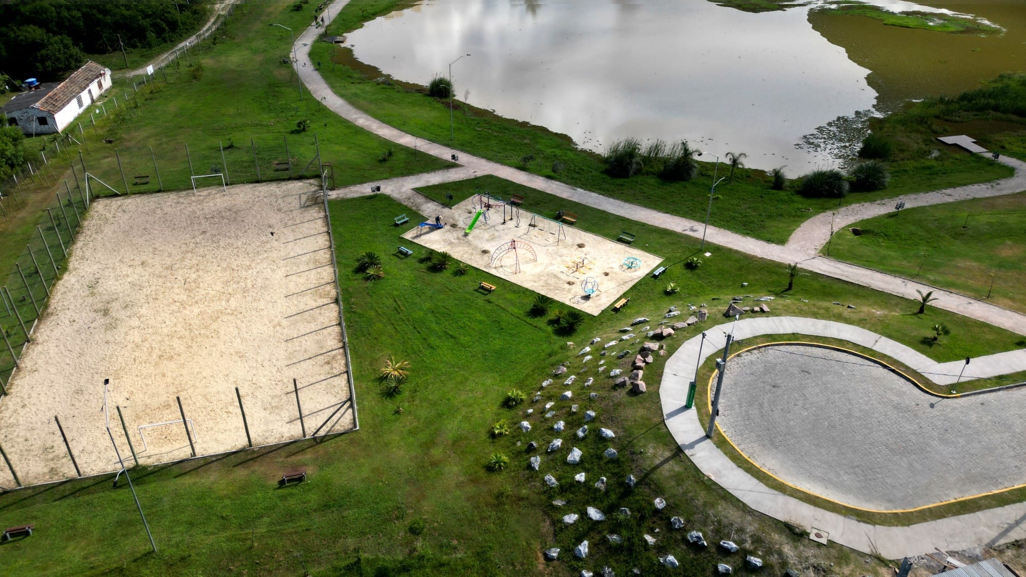 Terreno à venda no Quinta do Lago, Três Vendas - 189 m² de área total, sendo 7 m x 27 m em região de constante crescimento. - 19