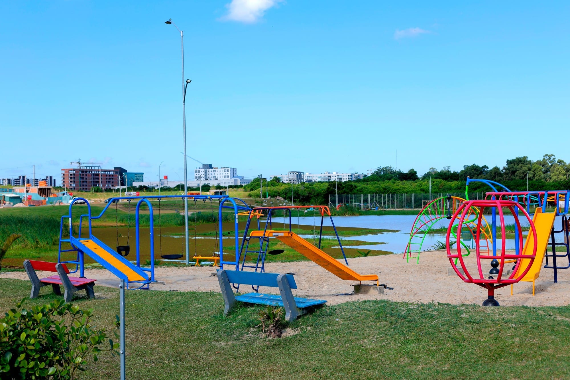 Terreno à venda no Quinta do Lago, Três Vendas - 189 m² de área total, sendo 7 m x 27 m em região de constante crescimento. - 9