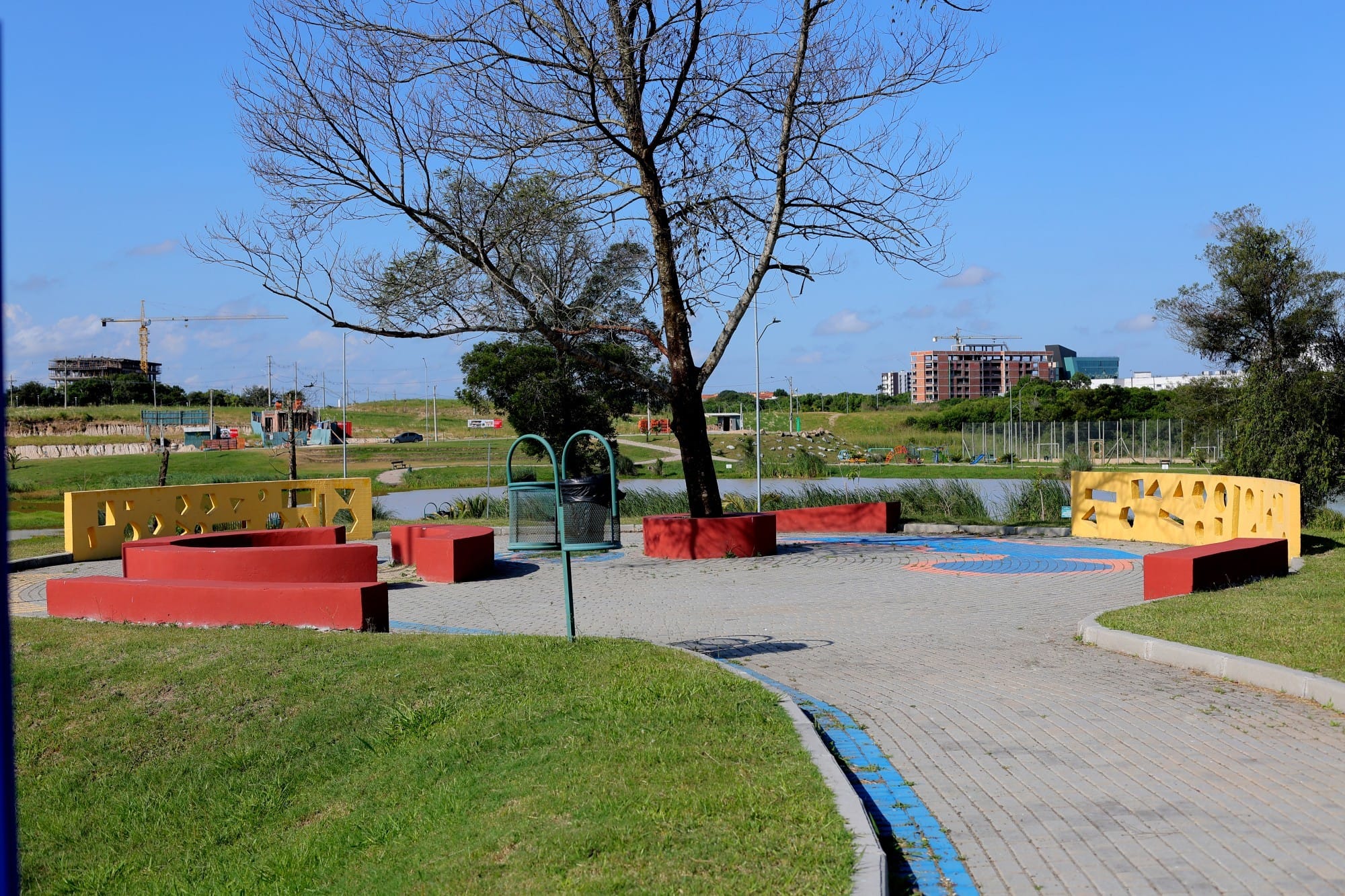 Terreno à venda no Quinta do Lago, Três Vendas - 189 m² de área total, sendo 7 m x 27 m em região de constante crescimento. - 10