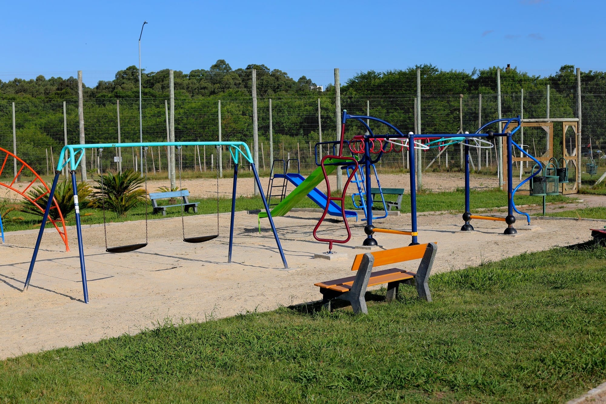Terreno à venda no Quinta do Lago, Três Vendas - 189 m² de área total, sendo 7 m x 27 m em região de constante crescimento. - 12