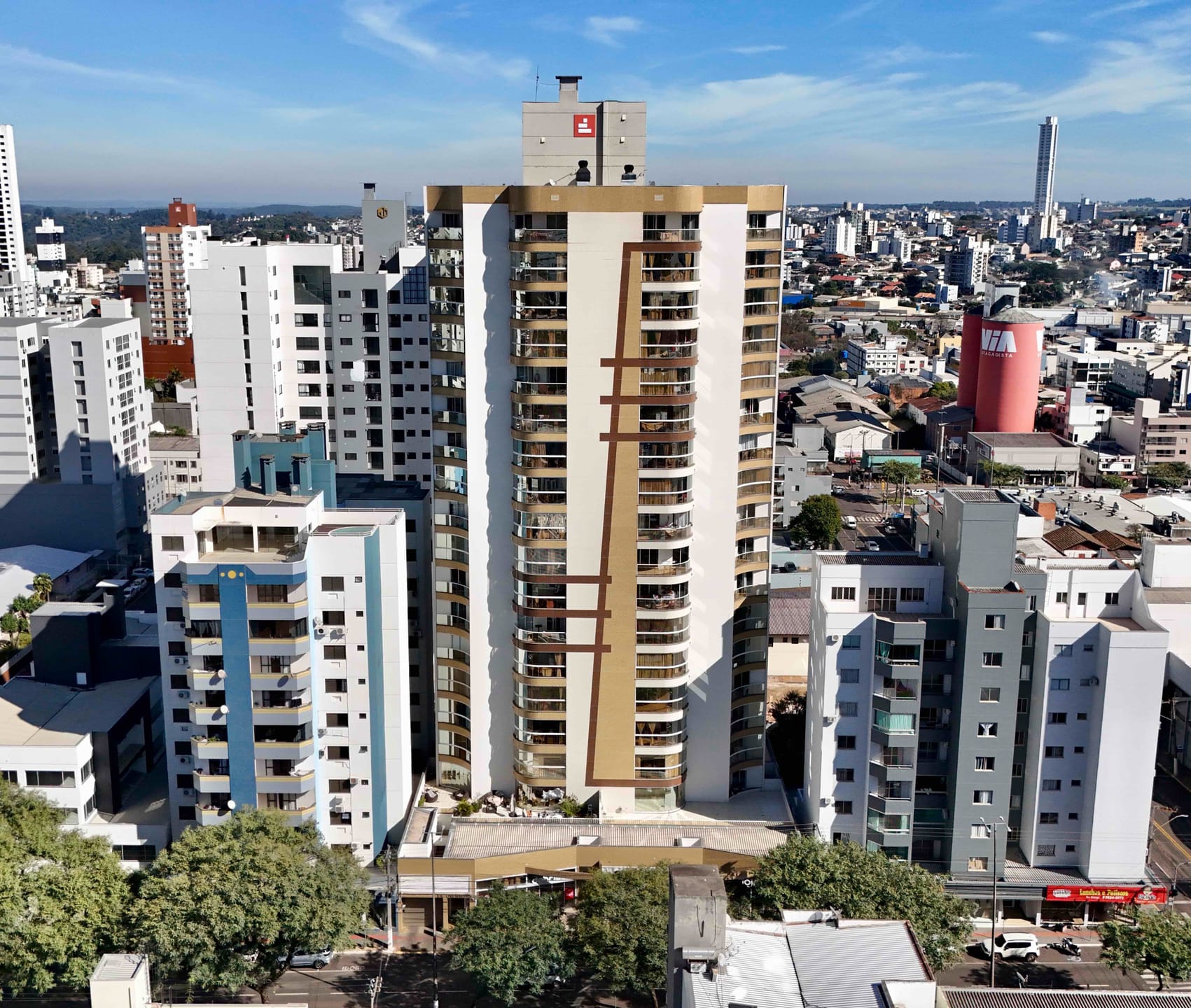 Apartamento para alugar com 3 dormitórios, 2 banheiros, 3 vagas de garagens e 120m² de área privativa no bairro Centro