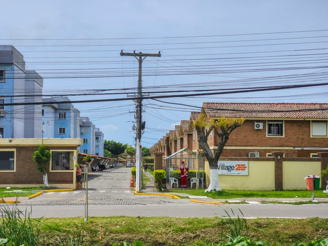 Condomínio do Apartamento - Apartamento à venda no Centro de Pelotas, RS: 2 quartos, sala, cozinha, 1 vaga. Condomínio com churrasqueira, playground, segurança 24h. Aceita pet. | UP Imóveis