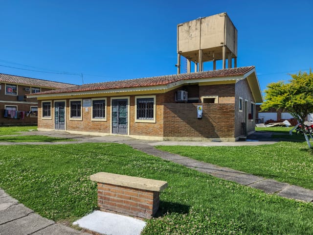 Condomínio do Apartamento - Apartamento à venda no Centro de Pelotas, RS: 2 quartos, sala, cozinha, 1 vaga. Condomínio com churrasqueira, playground, segurança 24h. Aceita pet. | UP Imóveis