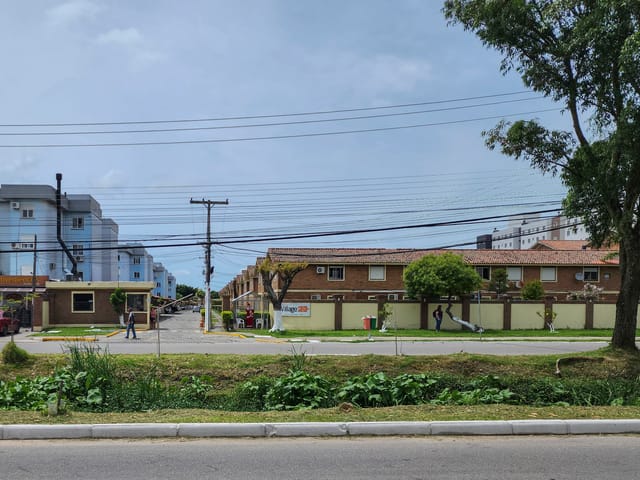 Condomínio do Apartamento - Apartamento à venda no Centro de Pelotas, RS: 2 quartos, sala, cozinha, 1 vaga. Condomínio com churrasqueira, playground, segurança 24h. Aceita pet. | UP Imóveis