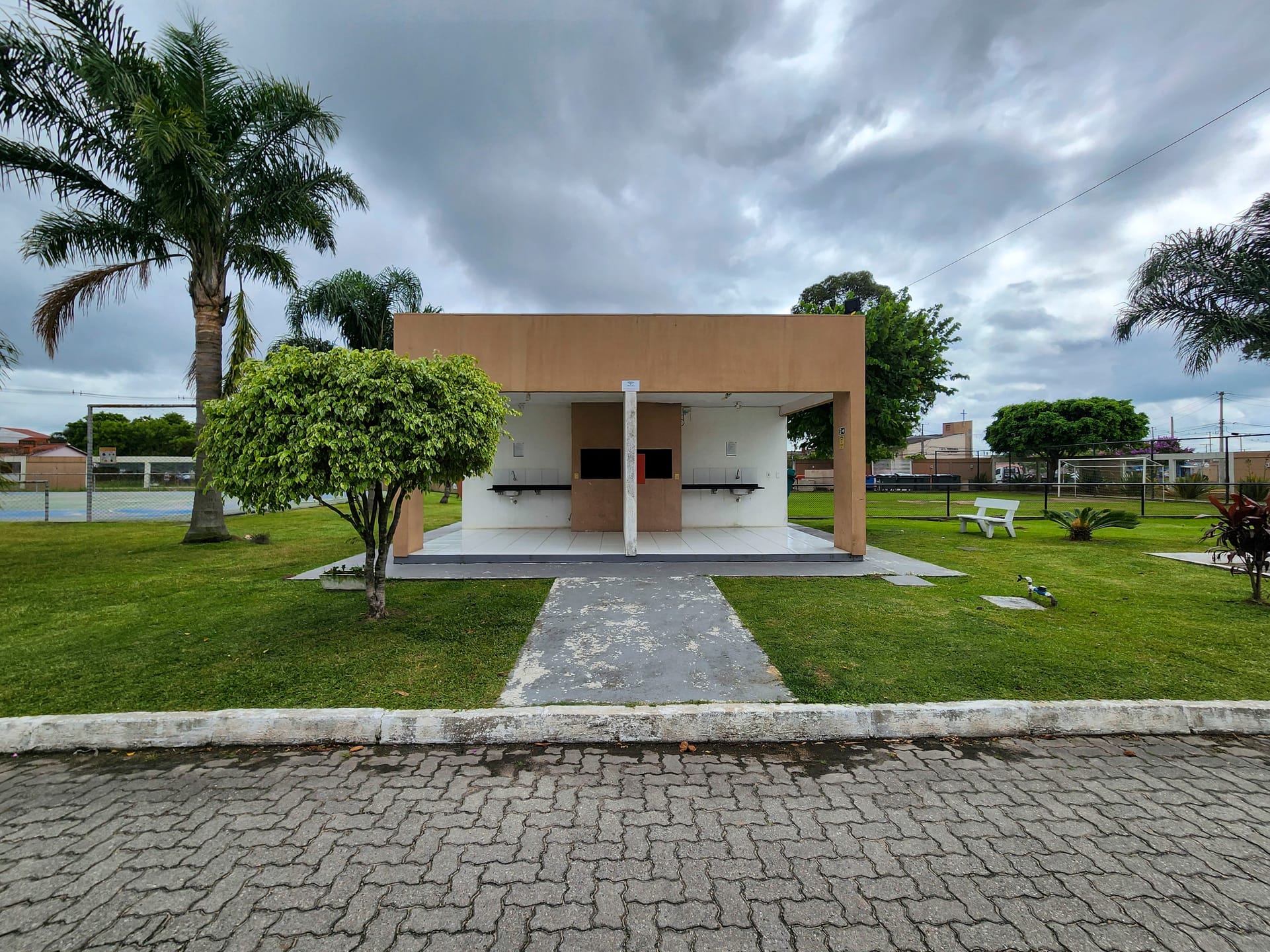 Casa à venda no Residencial Terra Nova, Três Vendas - 80 m², 2 quartos (sendo 1 suíte), móveis planejados, espaço gourmet com piscina e churrasqueira. - 23