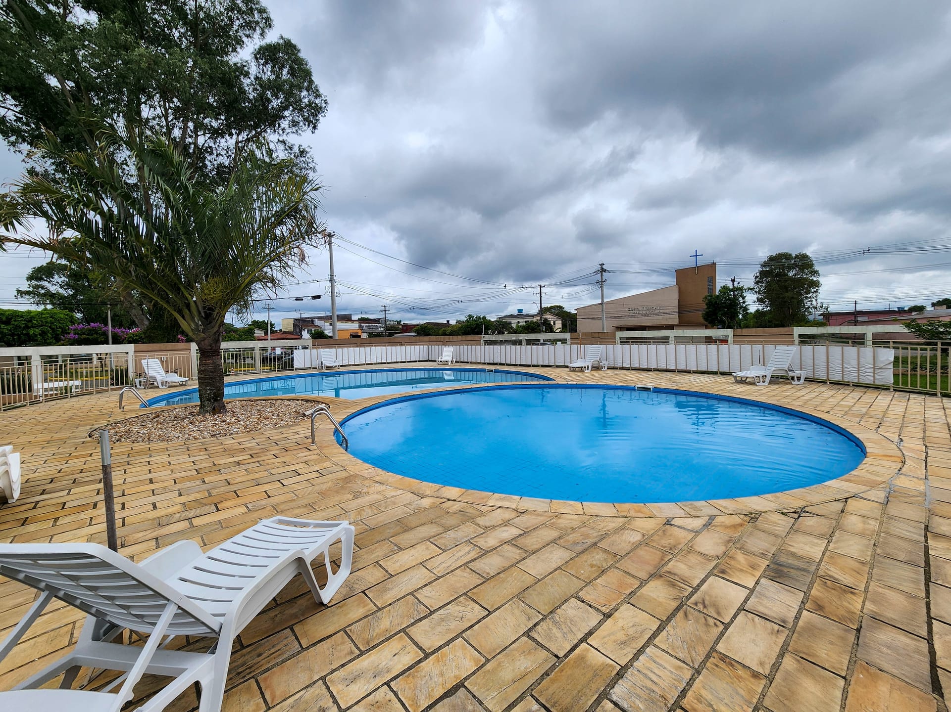 Casa à venda no Residencial Terra Nova, Três Vendas - 80 m², 2 quartos (sendo 1 suíte), móveis planejados, espaço gourmet com piscina e churrasqueira. - 25