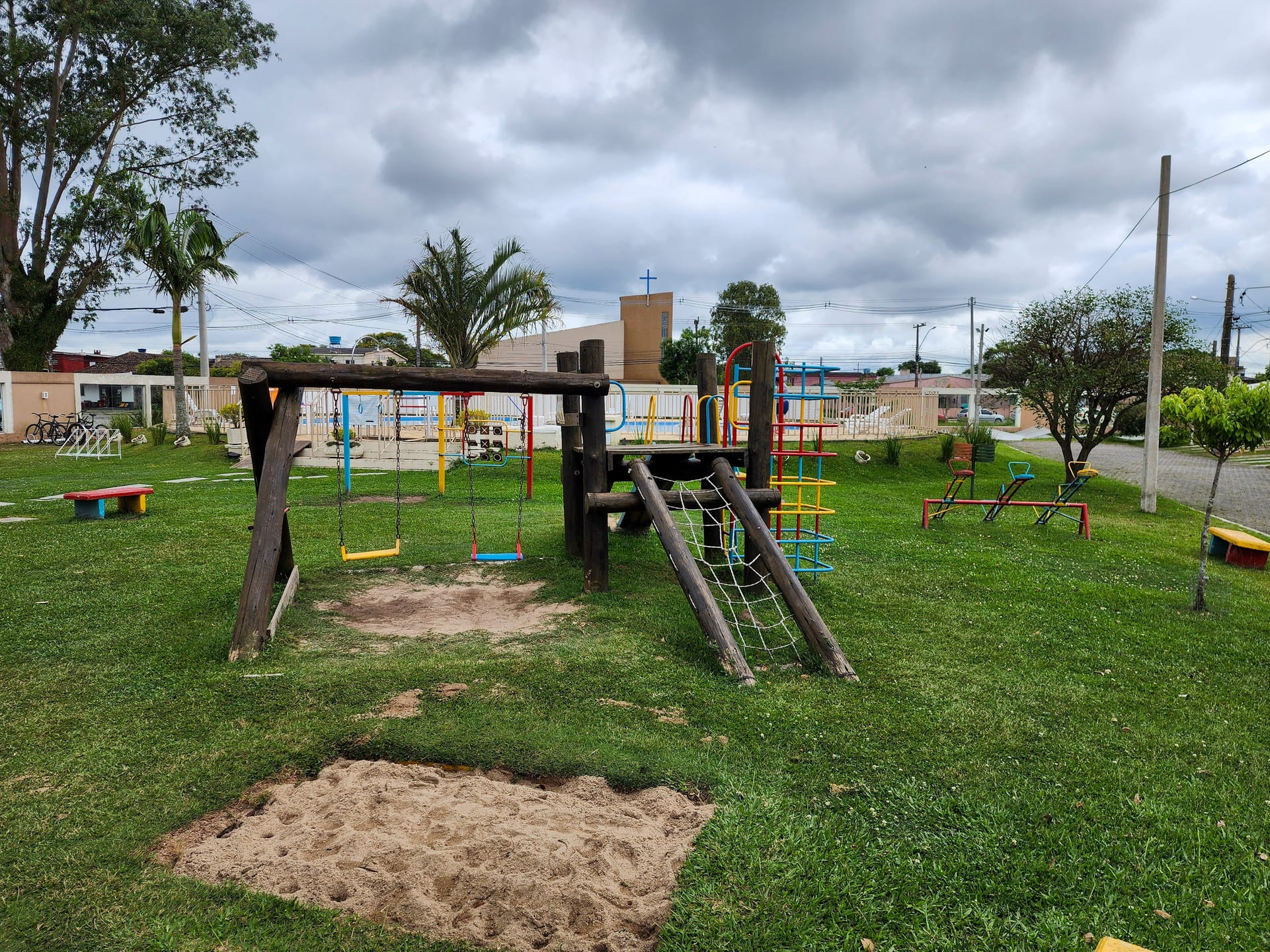 Casa à venda no Residencial Terra Nova, Três Vendas - 80 m², 2 quartos (sendo 1 suíte), móveis planejados, espaço gourmet com piscina e churrasqueira. - 26