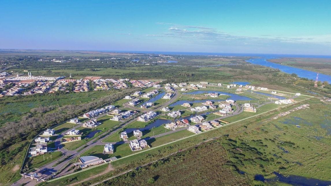 Terreno à venda no Lagos de São Gonçalo, Pelotas - 424 m² de área total, sendo totalmente plano e localizado em condomínio de alto padrão. - 12