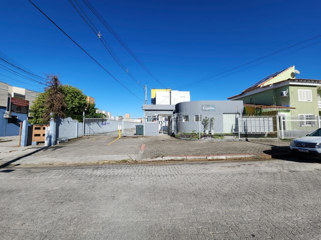 Condomínio do Apartamento - Apartamento de 2 dormitórios para aluguel em condomínio fechado no Umuharama, Pelotas RS, com segurança, praticidade e ótima localização | UP Imóveis