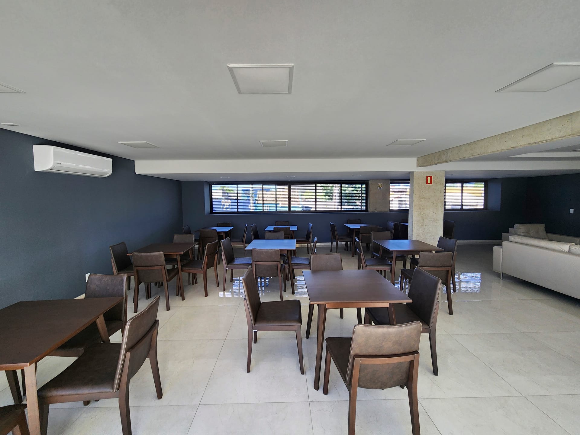 Apartamento de 3 Dormitórios para Aluguel no Centro de Pelotas RS com Boa Localização, Ambientes Amplos e Fácil Acesso a Comércio e Serviços - 24
