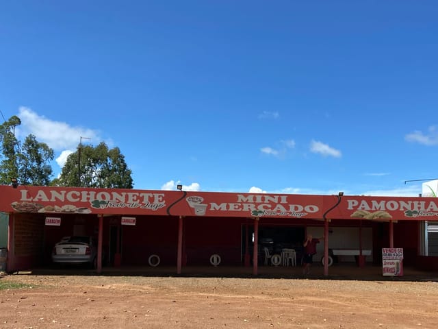 Comercial com 630m² 3 quartos e 3 banheiros, à venda, no bairro Centro em Abadiânia