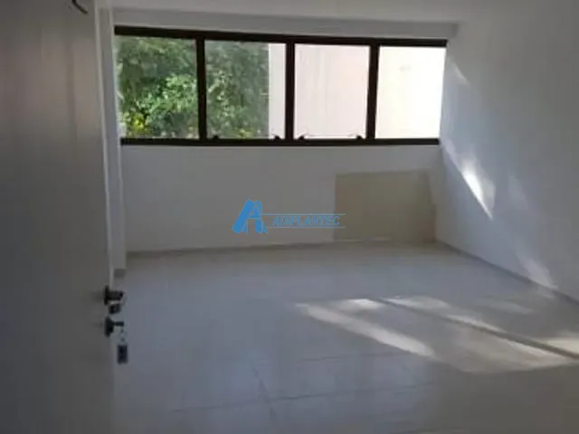 Conjunto comercial à venda ou para alugar, no bairro Freguesia de Jacarepaguá em Rio de Janeiro