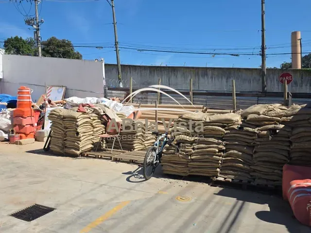 Prédio com 169m², à venda, no bairro Mutinga em Osasco