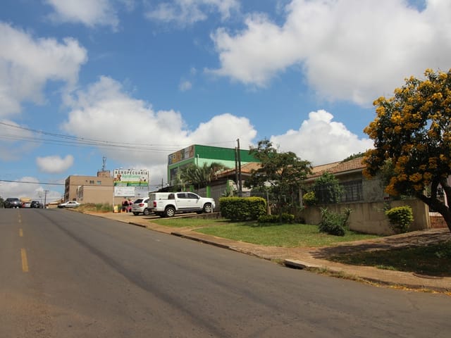 Comercial com 400m² 3 quartos e 2 banheiros, à venda, no bairro Oficinas em Ponta Grossa