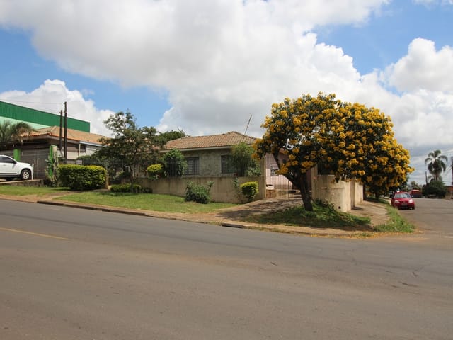 Comercial com 400m² 3 quartos e 2 banheiros, à venda, no bairro Oficinas em Ponta Grossa