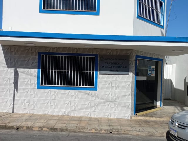 Casa com 197m², à venda, no bairro Centro em Arcos