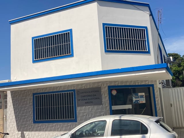 Casa com 197m², à venda, no bairro Centro em Arcos